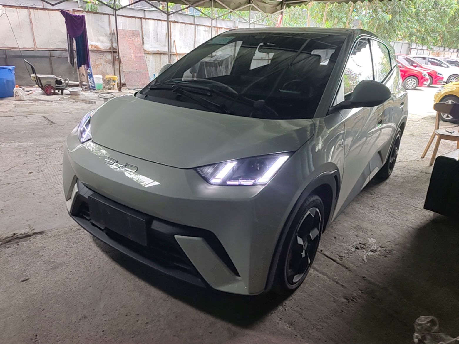 Под передней частью автомобиля