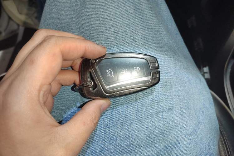 Used Hyundai Santa Fe 2017 2.0T Automatic All-Wheel Drive Smart 7-Seater Vehicle Key