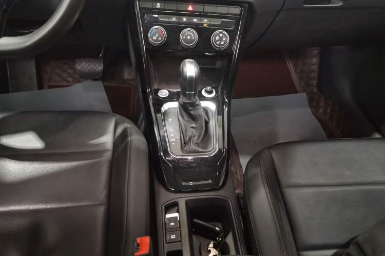 Used Volkswagen T-ROC 2018 280TSI DSG Two-Wheel-Drive Comfort Version China V Standard Gear Lever