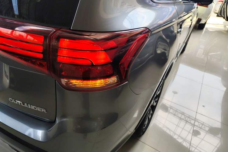 Used Mitsubishi Outlander 2019 2.4L 4x4 Zhi Xiang Edition 7 Seats China VI Standard