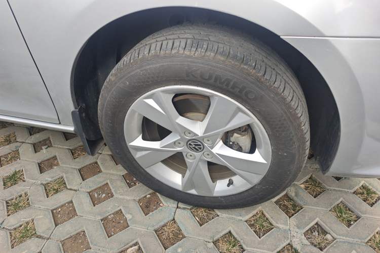 Used Volkswagen Bora 2014 1.6L Manual Comfort Model Right Front Wheel Hub