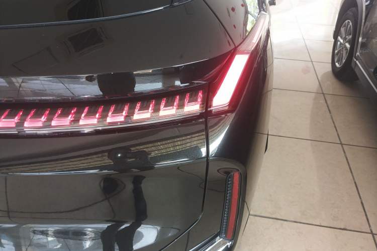 Used Lynk & Co 08 EM-P 2023 120km Long-Range Halo Exterior 3