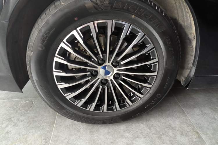 Used Denza D9 2024 DM-i 1050 Luxury Model Right Rear Wheel Hub