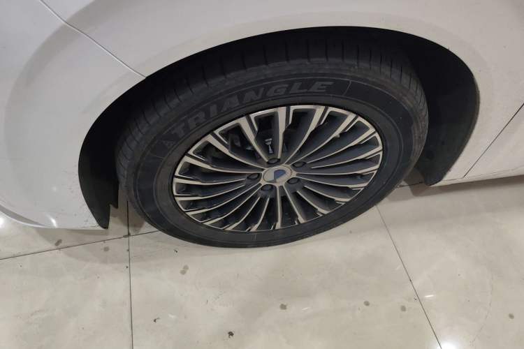 Used Denza D9 2022 DM-i 1040 Prestige Model
