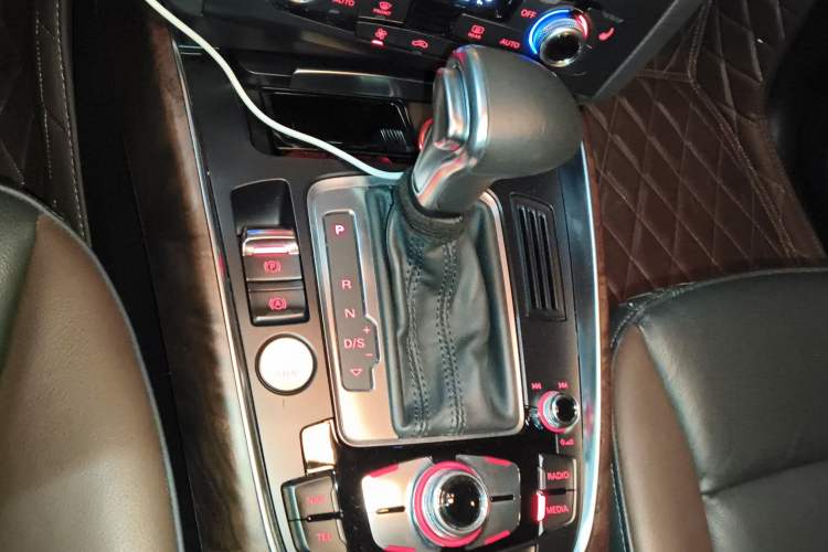 Used Audi Q5 2017 40 TFSI Comfort Model Gear Lever