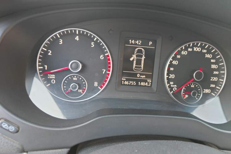 Used Volkswagen Sagitar 2014 1.4TSI Automatic Luxury Model Odometer Close Up