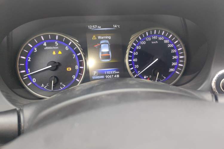 Used Infiniti Q50 2014 3.7L Comfort Edition Odometer Close Up