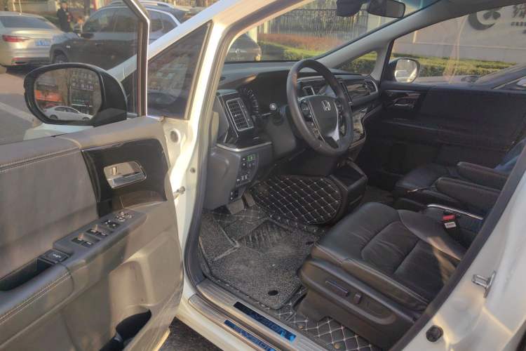 Used Honda Elysion 2019 2.0L Hybrid Luxury Edition Driver Seat