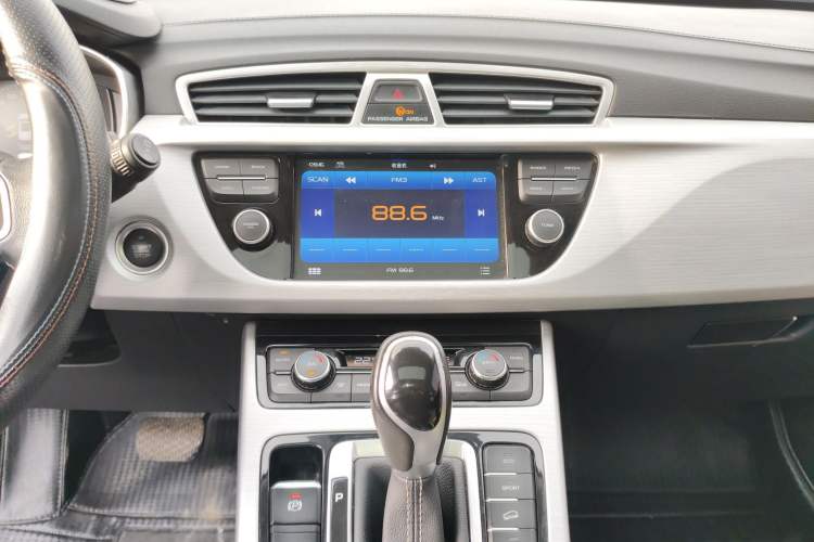 Used Geely Auto Emgrand X7 Sport 2016 1.8TD Automatic Smart Connectivity Version Audio And AC Panel