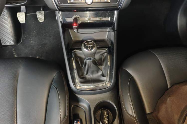 Used Roewe i5 2020 1.5L Manual 4G Connect Leehao Flagship Edition Gear Lever