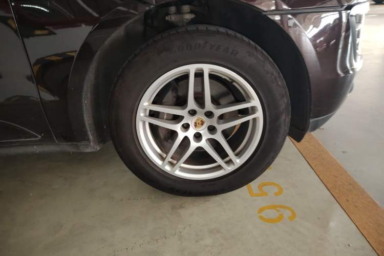 Used Porsche Macan 2017 Macan 2.0T Right Front Wheel Hub