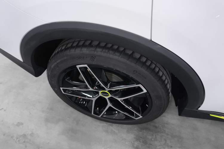 Used Roewe RX5 2023 PLUS 330TGI Automatic Trendsetting Smart Edition Right Rear Wheel Hub