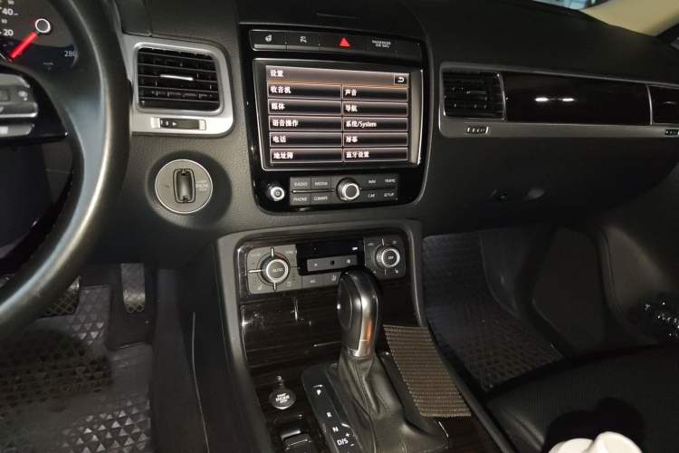 Used Volkswagen Touareg 2017 3.0 TSI R-Line Peak Edition Audio And AC Panel