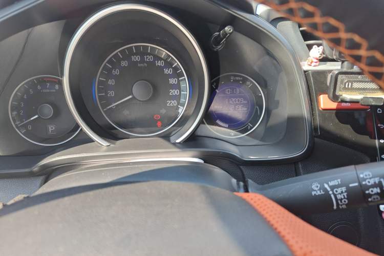 Used Honda Fit 2014 1.5L SE CVT Fashion Model Odometer Close Up