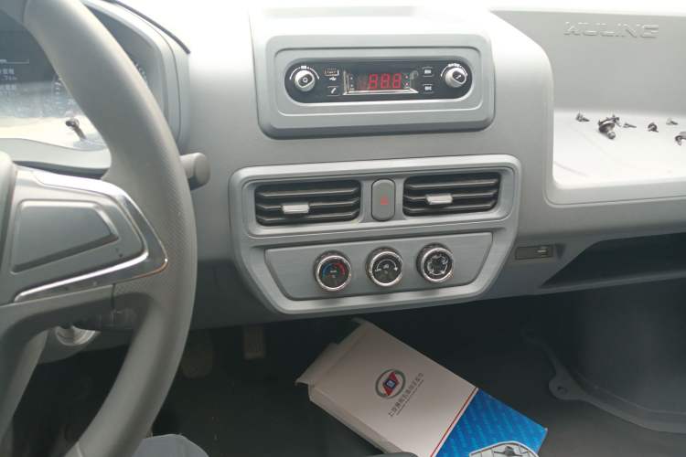 Used Wuling Yangguang 2024 300KM Comfort Version Passenger Van 75kW Audio And AC Panel