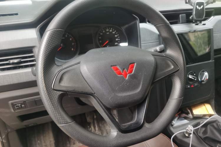 Used Wuling Hongguang PLUS 2019 1.5T Manual Standard Edition 5 Seats
