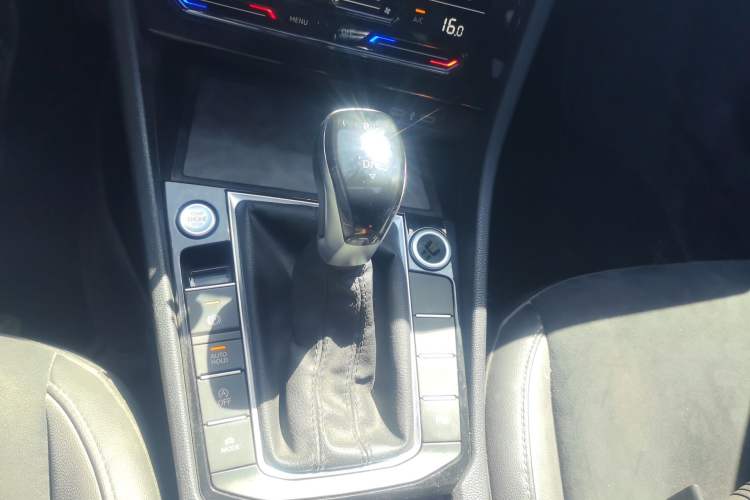 Used Volkswagen Sagitar 2022 280TSI DSG Excellence Edition Gear Lever