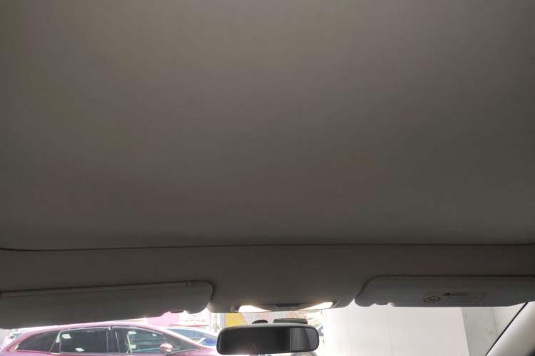 Used Venucia V 2022 260T Black Horse Edition · Idol Headliner