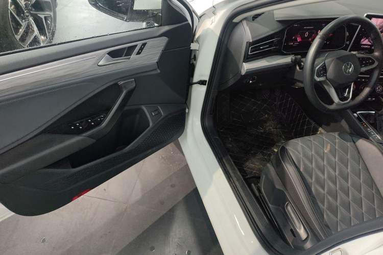 Used Volkswagen Sagitar 2023 300TSI DSG Excellence Edition Driver Seat