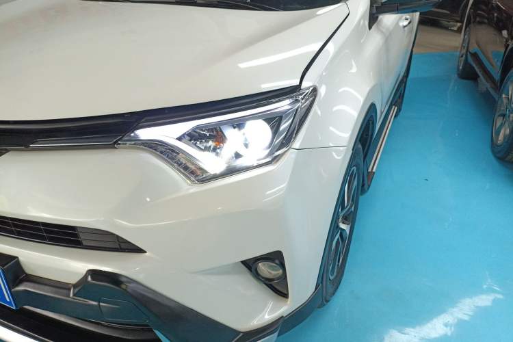 Used Toyota RAV4 2016 2.0L CVT Two-Wheel Drive Fashion Edition China V Standard
