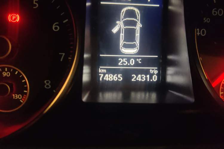 Used Volkswagen FAW-Volkswagen CC 2016 1.8TSI Prestige Model Odometer Close Up