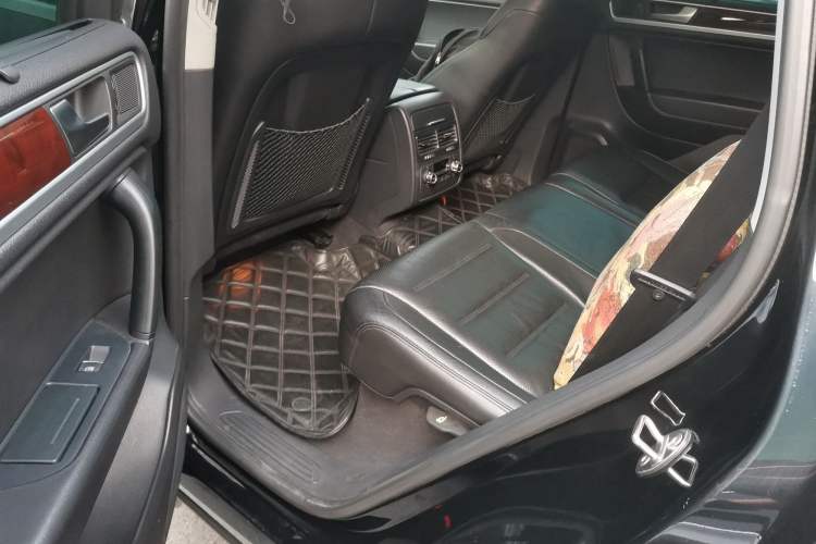 Used Volkswagen Touareg 2011 3.0 TSI Standard Version Left Rear Seat