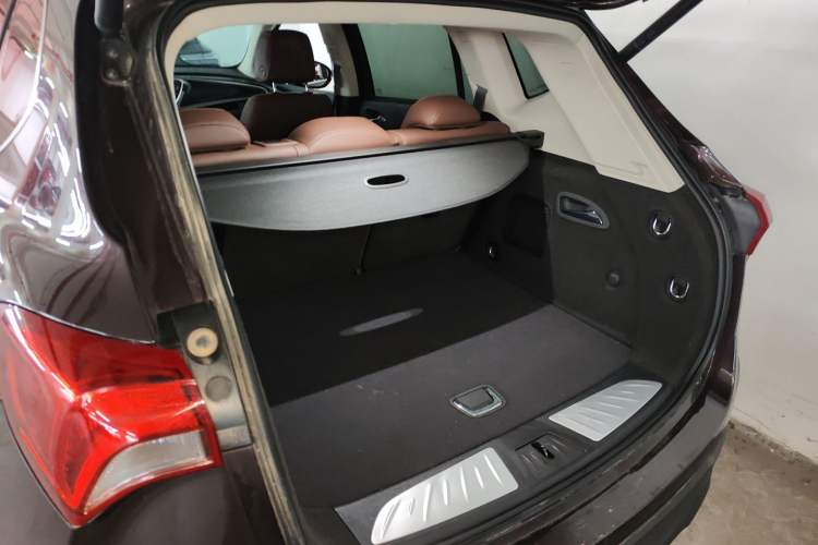 Used Buick Envision 2018 28T Four-Wheel Drive Luxury Model Trunk