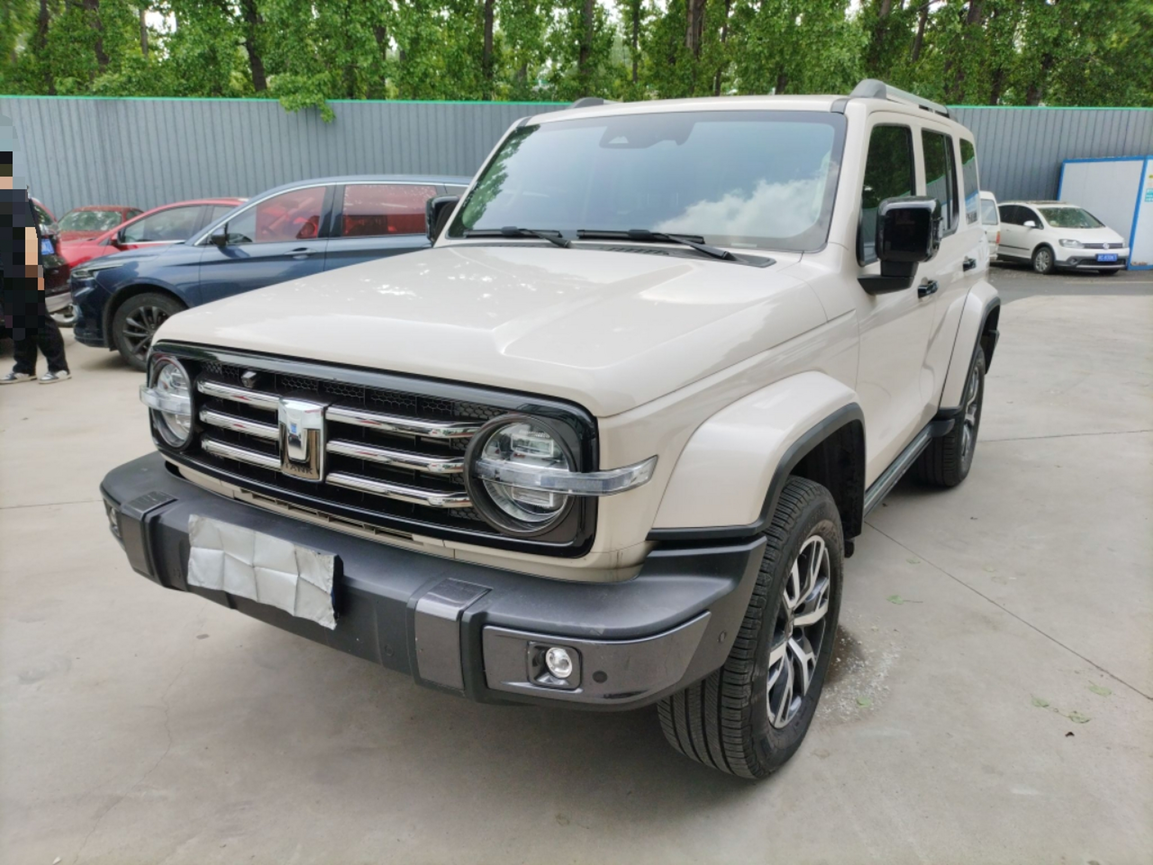 تحت مقدمة السيارة