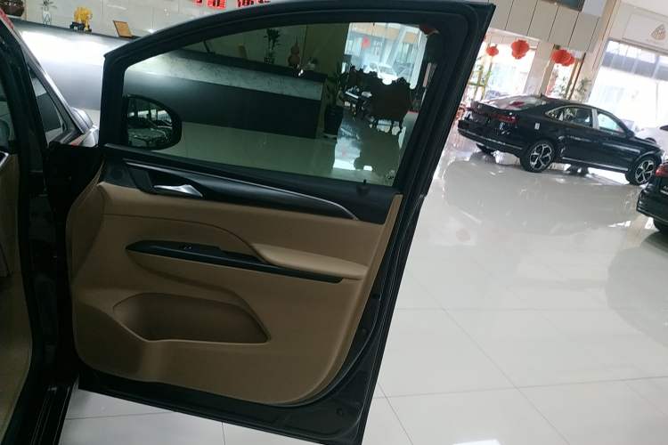 Used Buick GL8 2021 ES Landtrek 653T Luxury Model
