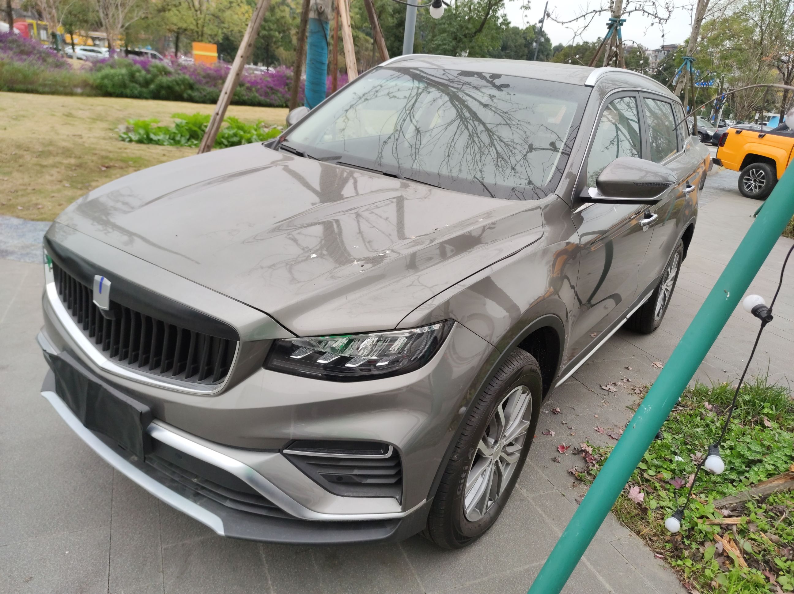 Под передней частью автомобиля