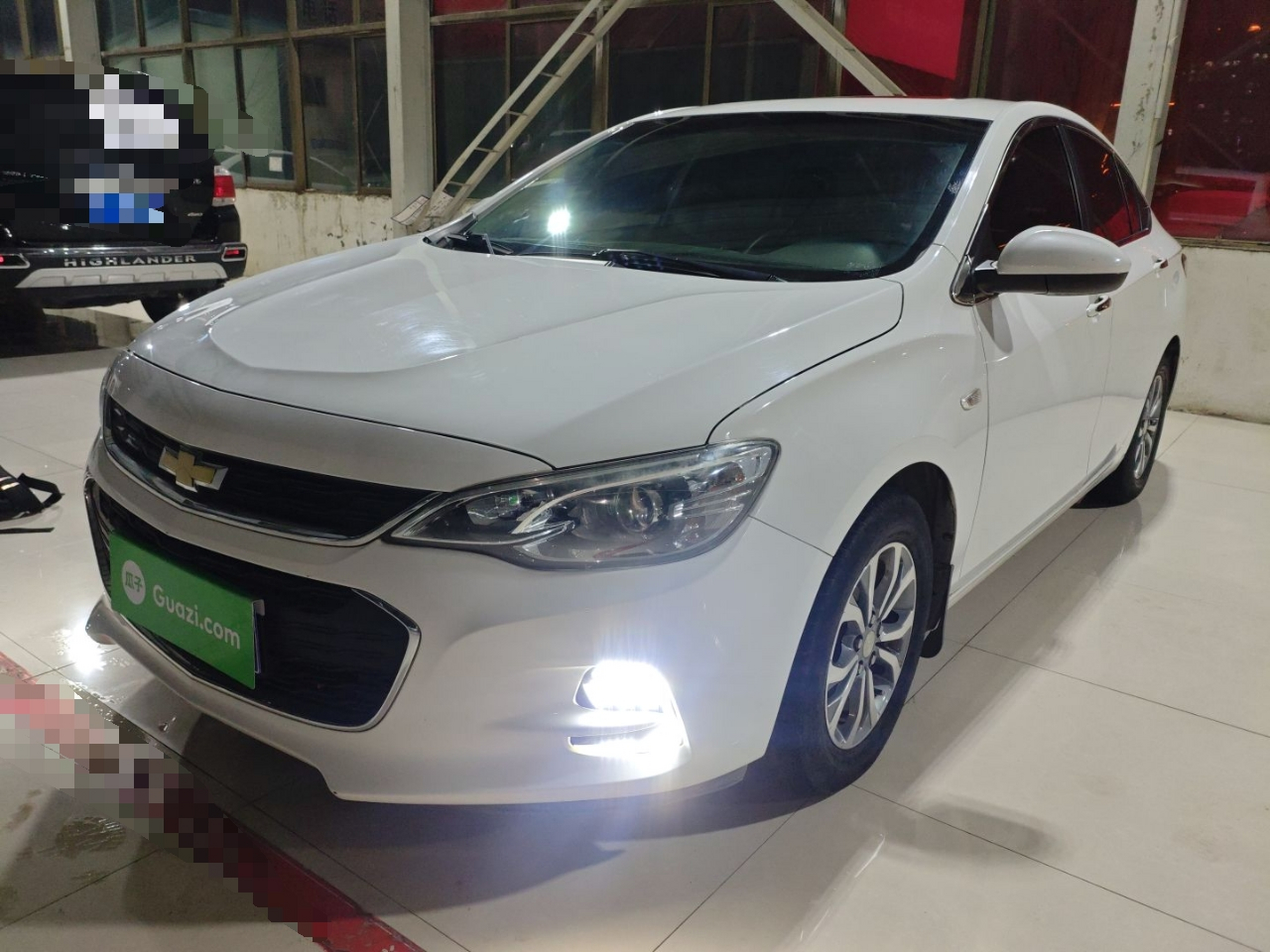 تحت مقدمة السيارة