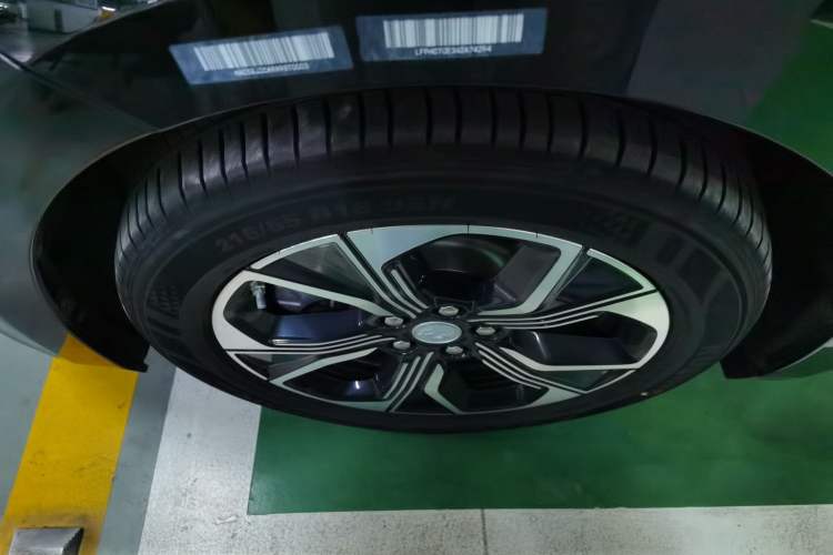 Used Hongqi E-QM5 2021 Charging Version Flagship Edition Left Front Wheel Hub