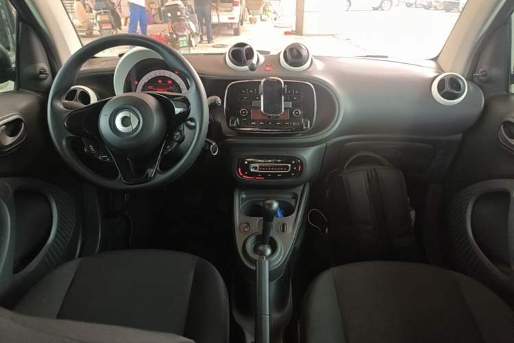Used smart fortwo 2015 1.0L 52 kW hardtop Dynamic version
