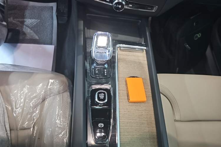 Used Volvo XC60 2026 B5 4x4 Smart Luxury Edition Gear Lever