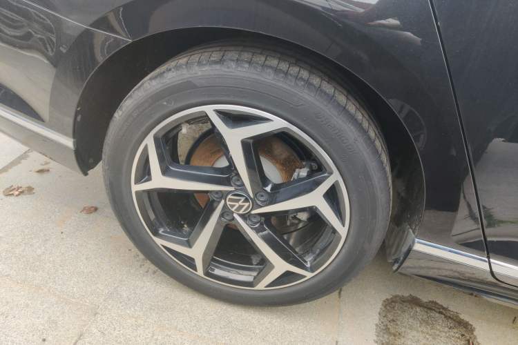 Used Volkswagen Magotan 2023 2 Million Units Commemorative Edition 330TSI DSG Luxury Version Right Rear Wheel Hub