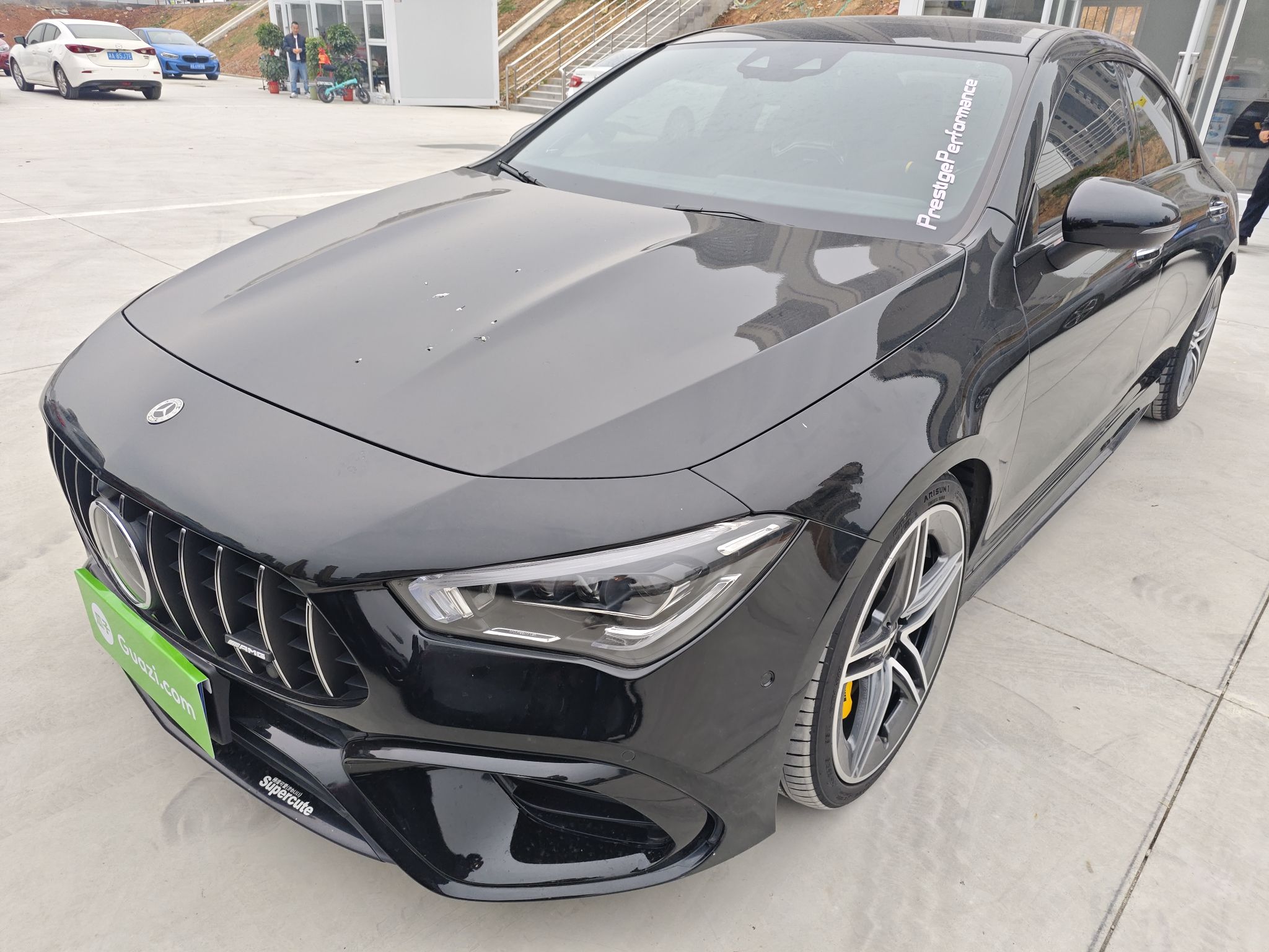 تحت مقدمة السيارة