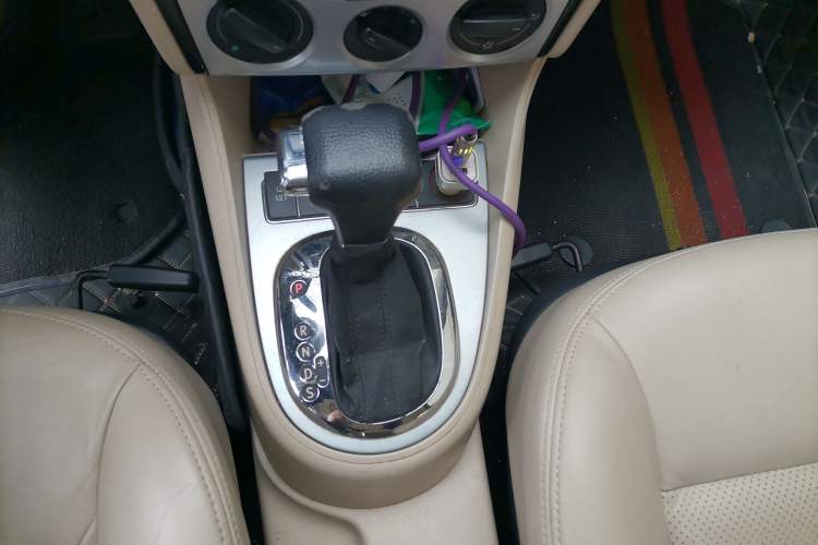 Used Volkswagen Lavida 2011 1.6L Automatic Premium Edition Gear Lever