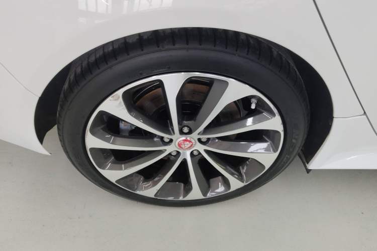 Used Jaguar XEL 2020 2.0T 200 PS R-DYNAMIC S Advanced Sport Edition Right Rear Wheel Hub