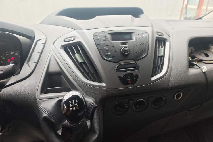 Used Ford Transit 2017 2.0T Diesel Multi-Purpose Commercial Vehicle Short Wheelbase Low Roof China V Standard
