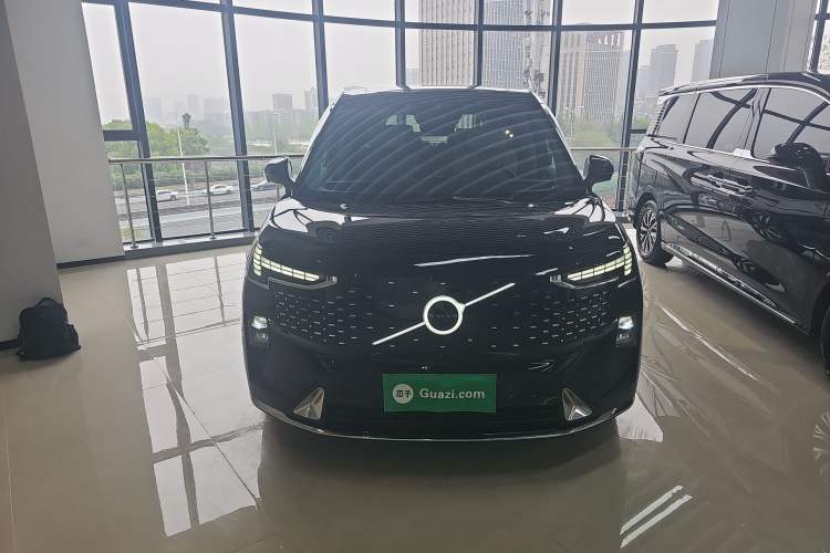 Used Volvo EM90 2025 Ultra Six-Seater Front