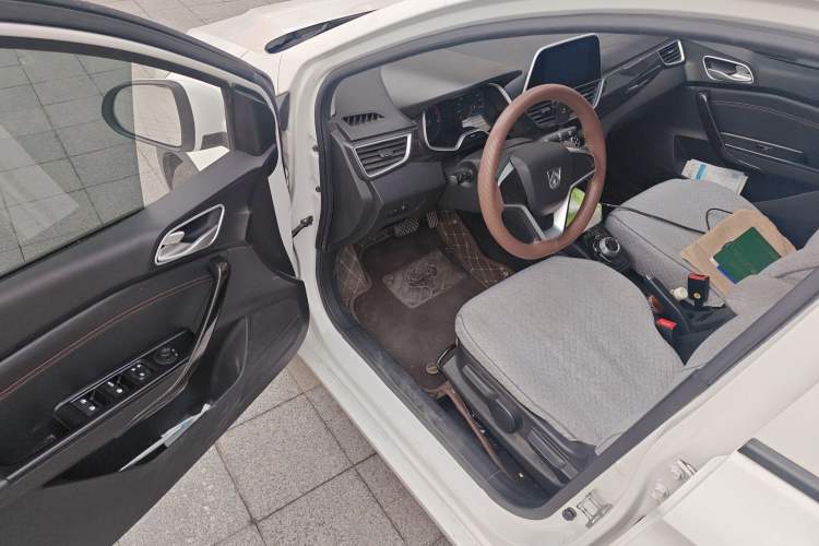 Used Baojun 310 2017 1.5L Automatic Fashion Model Driver Seat