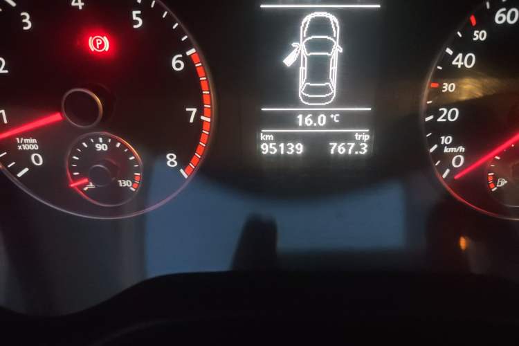 Used Volkswagen Sagitar 2014 1.4TSI Automatic Luxury Model Odometer Close Up