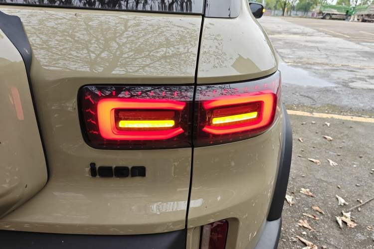 Used Geely Auto Cowboy 2025 1.5TD Fun-Offroad Version Right Rear Taillight