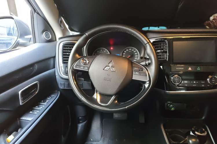 Used Mitsubishi Outlander 2018 2.0L Two-Wheel-Drive Jiale Edition 7-Seater Steering Wheel