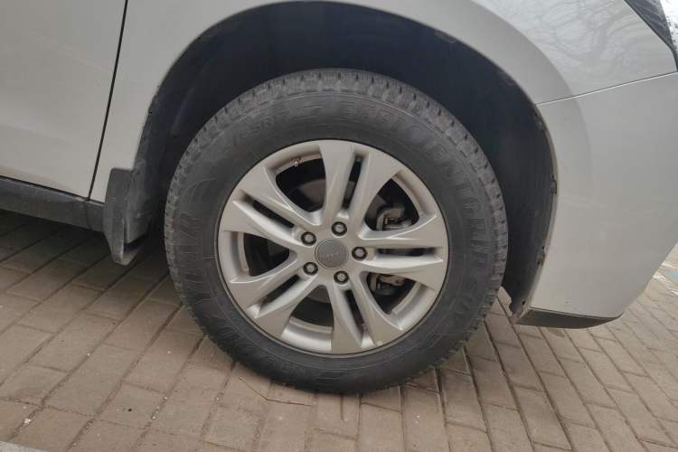 Used Haval M6 2018 Revised Version 1.5T DCT Two-Wheel Drive Elite Edition Right Front Wheel Hub
