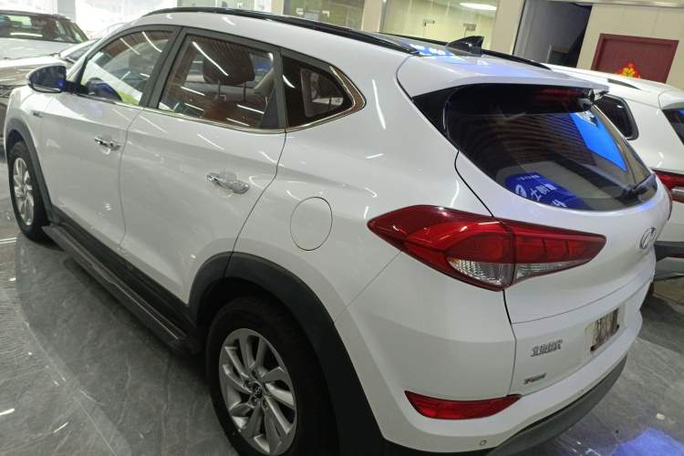Used Hyundai Tucson 2015 1.6T Dual-Clutch Two-Wheel-Drive Smart Model Exterior 2
