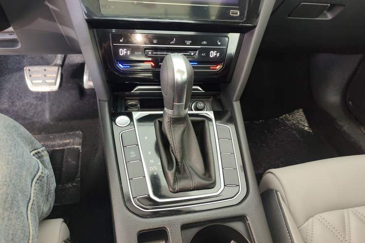 Used Volkswagen Magotan 2023 2 Million Units Limited Edition 330TSI DSG Leading Version
