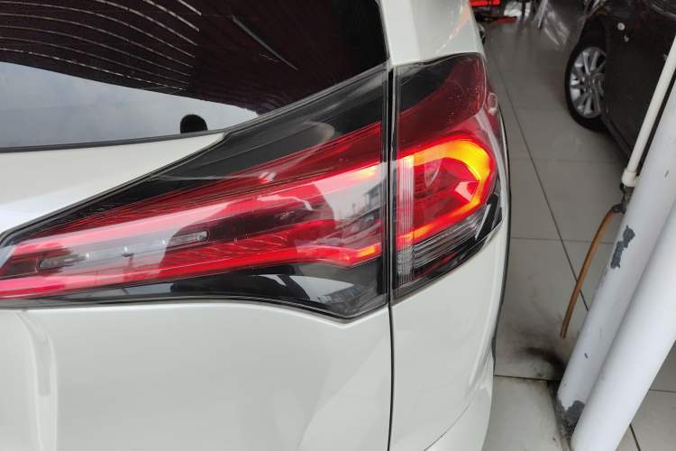 Used Toyota RAV4 2018 2.0L CVT Two-Wheel Drive Fashion X Edition