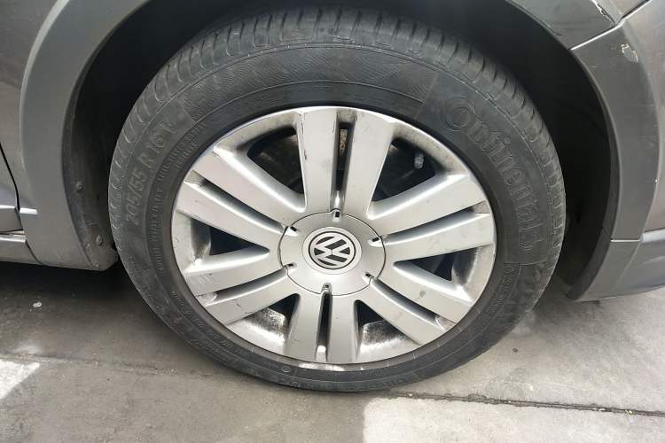 Used Volkswagen Golf 2011 1.4TSI Cross Golf Right Front Wheel Hub