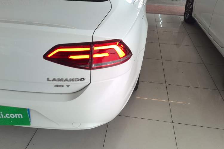 Used Volkswagen Lamando 2015 230TSI DSG Fashion Edition
